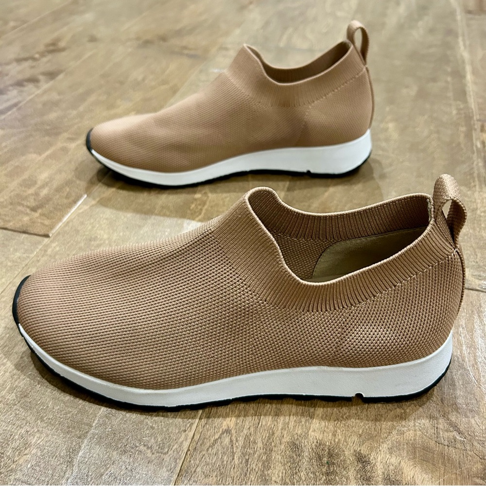 Onyx Women’s Comfort Sneaker Tan White Size 6.5 NWOT